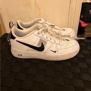 Women’s Black and White Air Force